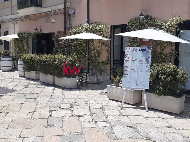 Locale Commerciale in vendita a Centro, Puglia