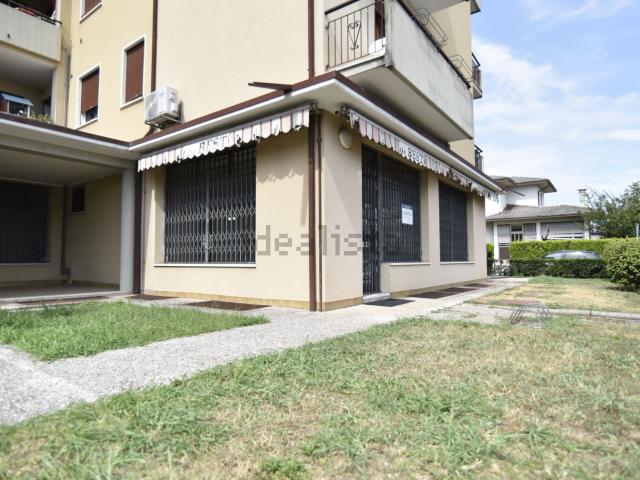 Locale Commerciale in vendita a Romano D'ezzelino, Veneto
