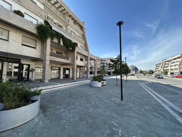 Locale Commerciale in vendita a Calabria, Cosenza