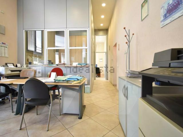 Locale Commerciale in vendita a Unione di Comuni della Romagna Forlivese, Quattro