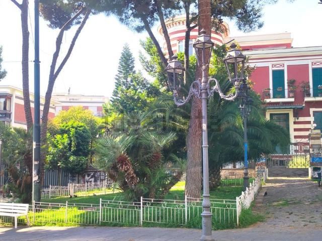 Locale Commerciale in vendita a Portici, Campania