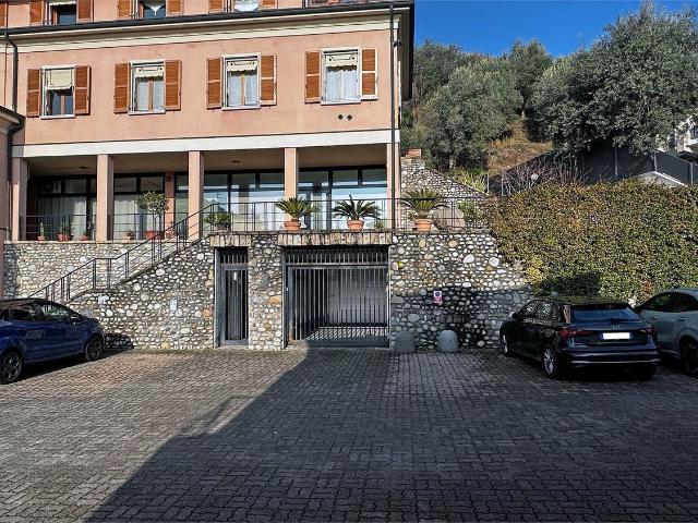 Locale Commerciale in vendita a Padenghe Sul Garda, Lombardia