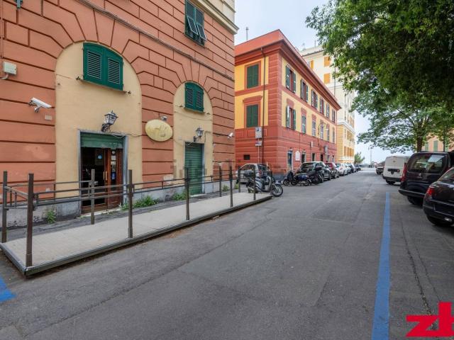 Locale Commerciale in vendita a Centro Est, Serra Riccò