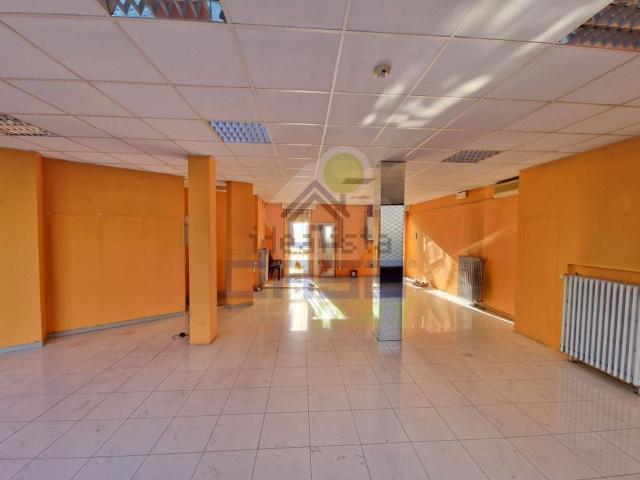 Locale Commerciale in vendita a Zona Po, Cremona