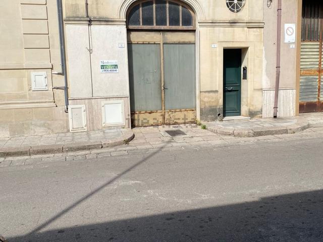 Locale Commerciale in vendita a Puglia, Lecce