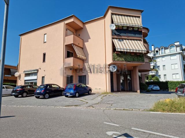 Locale Commerciale in vendita a Cardano Al Campo, Lombardia