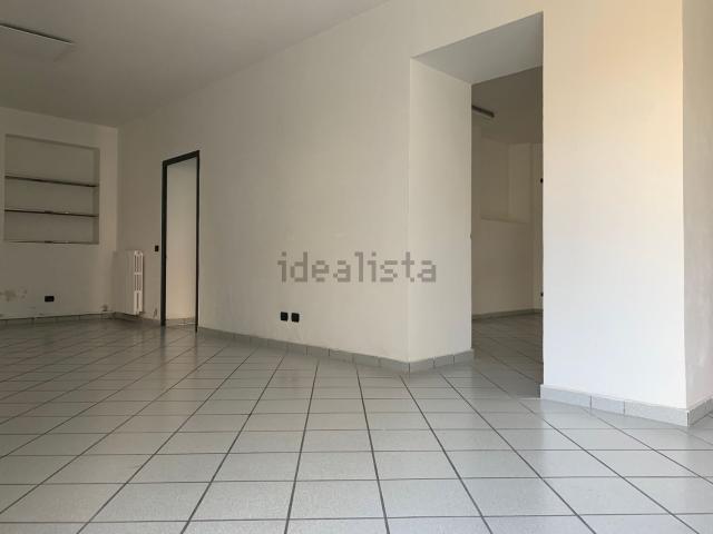 Locale Commerciale in vendita a Giussano, Lombardia
