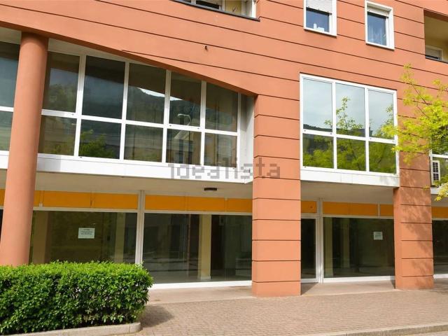 Locale Commerciale in vendita a Territorio Val d'Adige, Trento