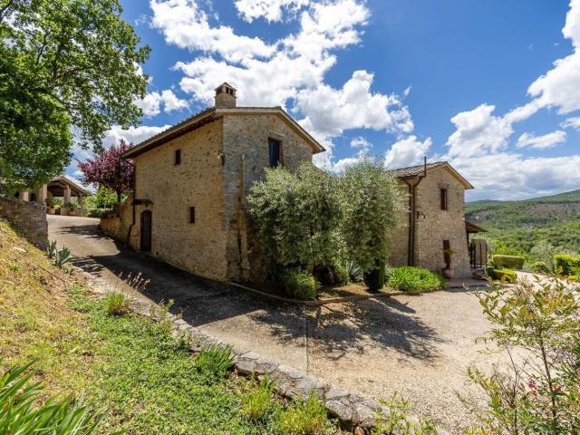 Locale Commerciale in vendita a Casole D'elsa, Toscana