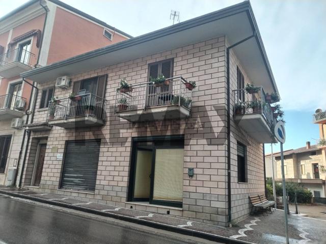 Locale Commerciale in vendita a Calvi, Campania