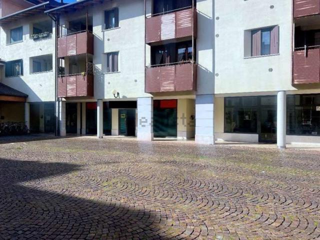 Locale Commerciale in vendita a Maniago / Manià, Pordenone / Pordenon