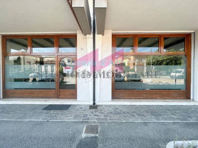 Locale Commerciale in vendita a Castelmassa, Veneto
