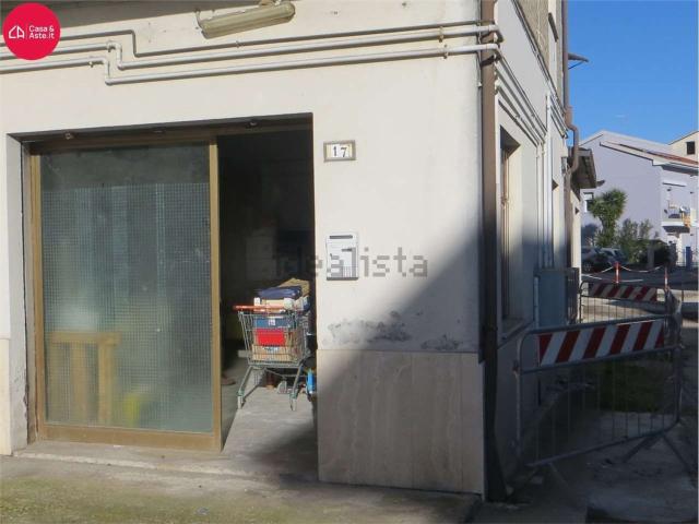 Locale Commerciale in vendita a Marche, Macerata