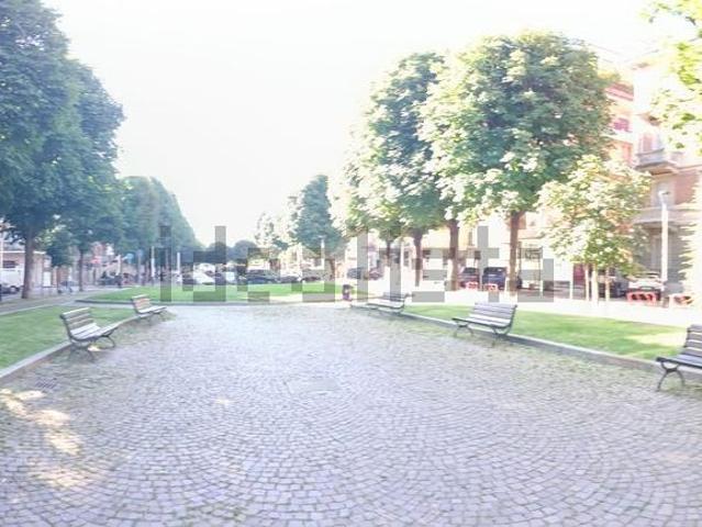 Locale Commerciale in vendita a Cuneo Centro, Piemonte