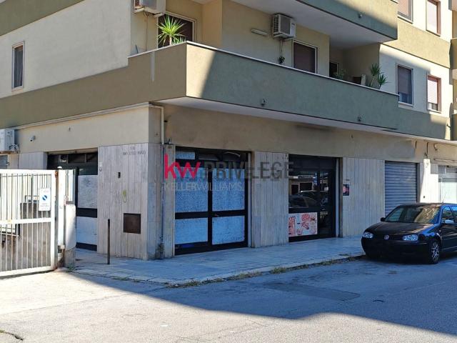 Locale Commerciale in vendita a Cappuccini, Puglia