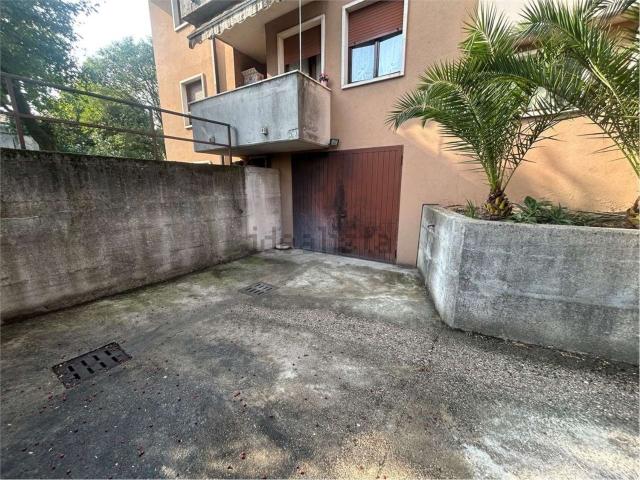 Locale Commerciale in vendita a Lugagnano, Sona