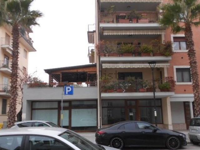 Locale Commerciale in vendita a Marche, Fermo