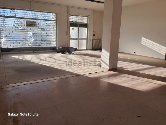 Locale Commerciale in vendita a Brembate, Lombardia