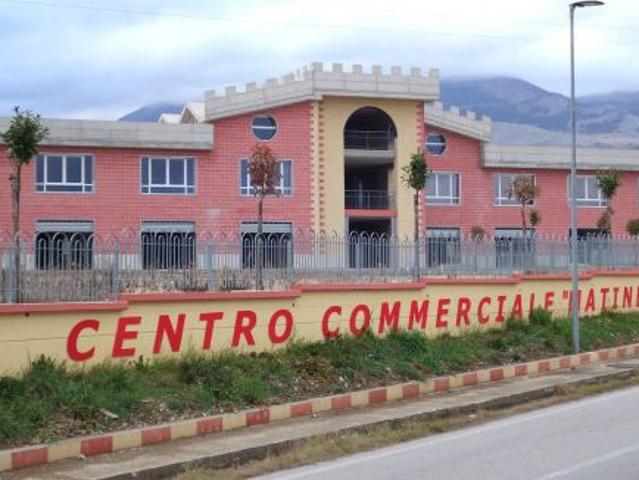 Locale Commerciale in vendita a Marsicovetere, Basilicata