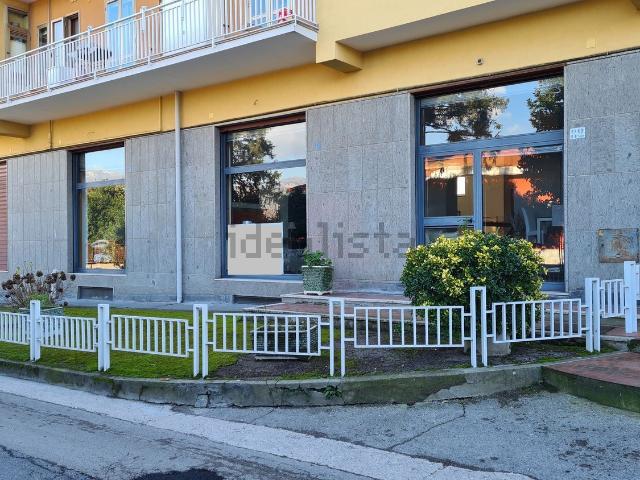 Locale Commerciale in vendita a Roccapiemonte, Campania