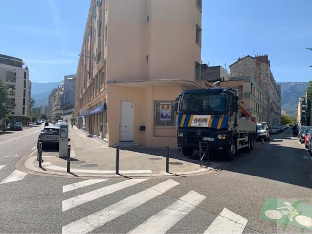 Local Commercial location à Grenoble, Echirolles