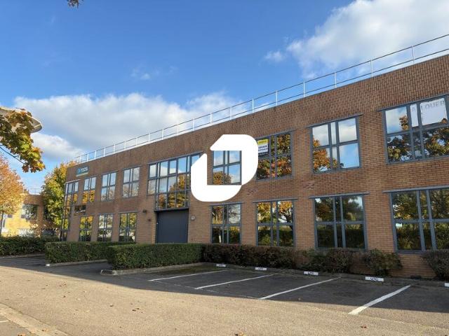 Local Commercial location à Versailles, Montigny-le-bretonneux
