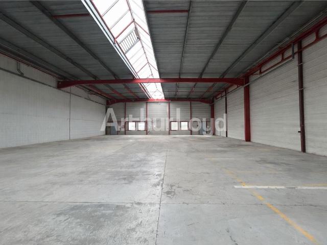 Local Commercial location à Valenciennes, Petite-forêt