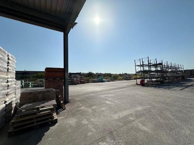 Local Commercial location à HLM les Pessades, Vedène