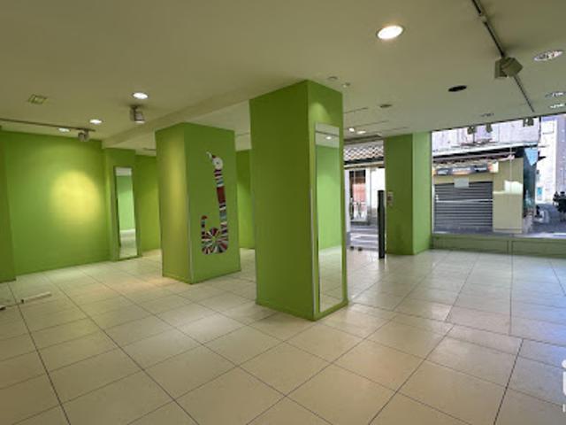 Local Commercial location à Centre-ville, Apt