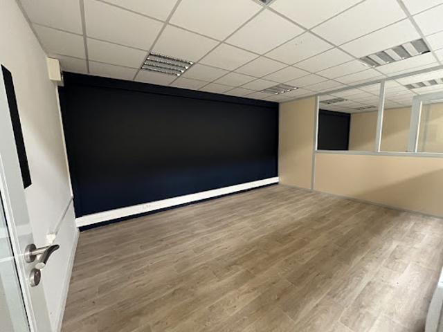 Local Commercial location à Amiens, Camon
