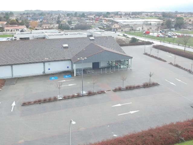 Local Commercial location à Cognac, Jarnac