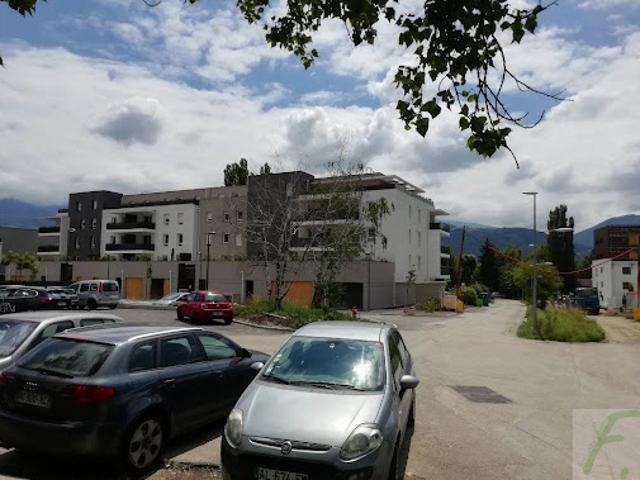 Local Commercial location à Grenoble, Meylan