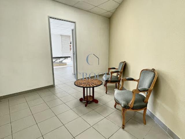 Local Commercial location à Nîmes, Uzès