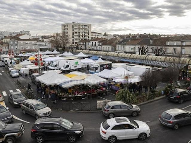 Local Commercial location à Angoulême, Aignes-et-puypéroux