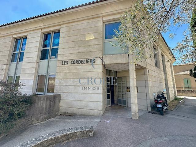 Local Commercial location à Nîmes, Uzès