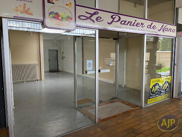 Local Commercial location à Saintes