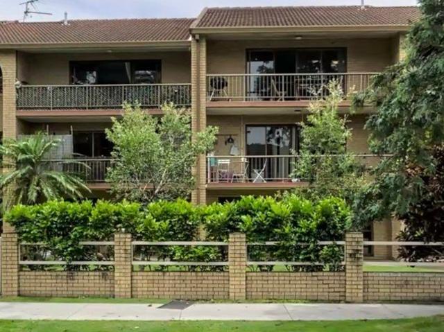 Apartment for sale in Broadbeach Waters, Gold Coast City