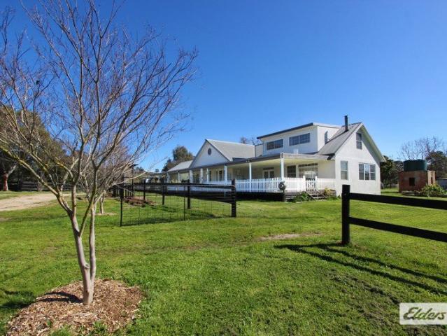 Cottage for sale in Harcourt North, Victoria