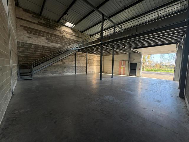 Local Commercial location à Bordeaux, Ambarès-et-lagrave