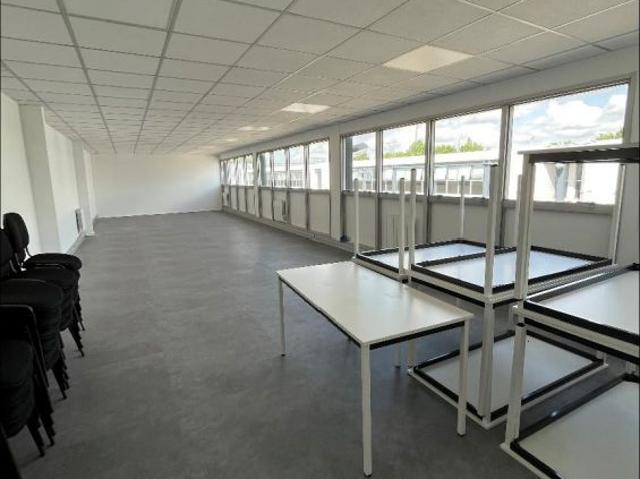 Local Commercial location à Élancourt, Yvelines
