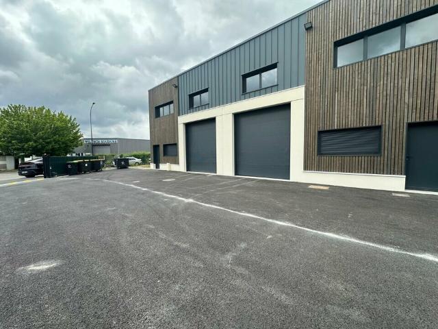Local Commercial location à Pontoise, Ennery