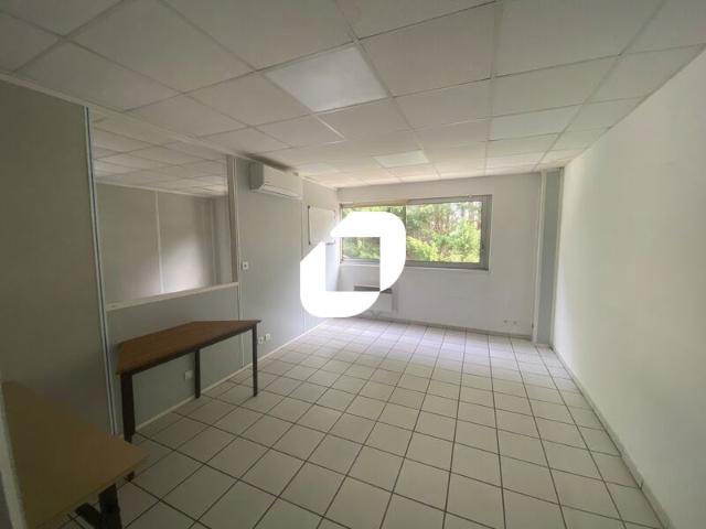 Local Commercial location à Pontoise, Ennery
