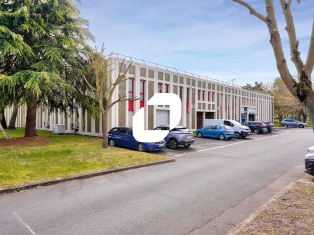 Local Commercial location à Pontoise, Eragny