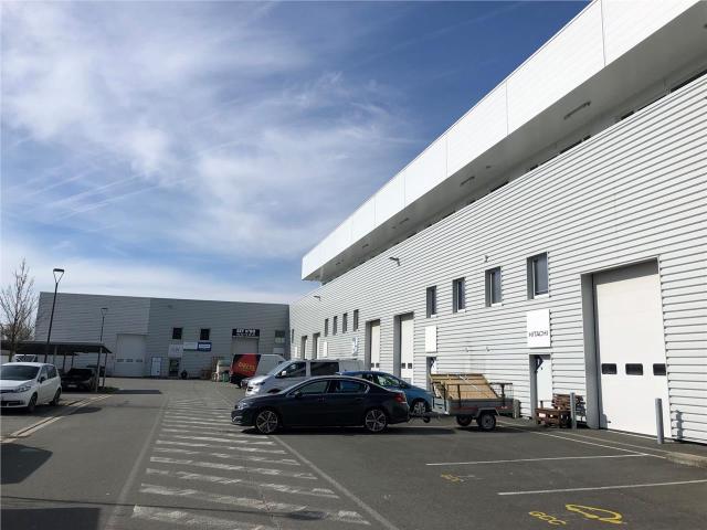 Local Commercial location à Bordeaux, Floirac