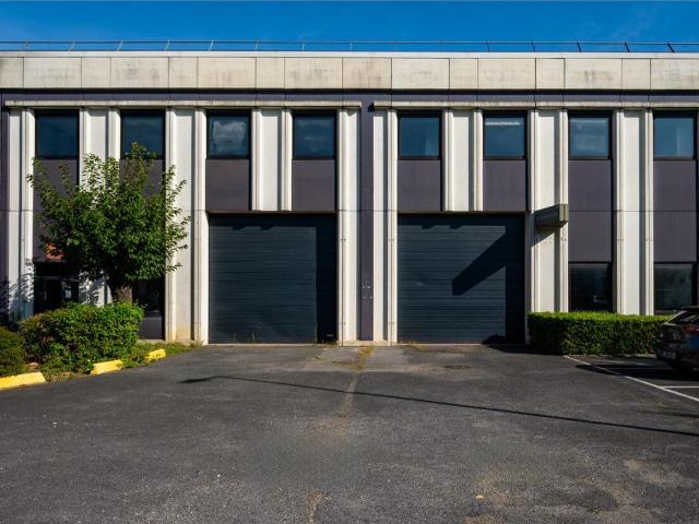 Local Commercial location à Évry, Lisses