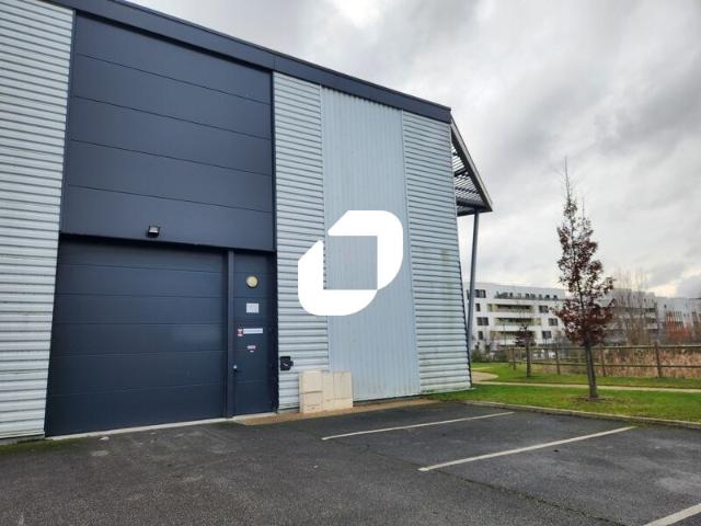 Local Commercial location à Versailles, Saint-cyr-l'ecole