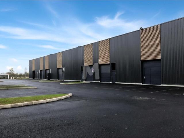 Local Commercial location à Saint-Fargeau-Ponthierry, Seine-et-Marne