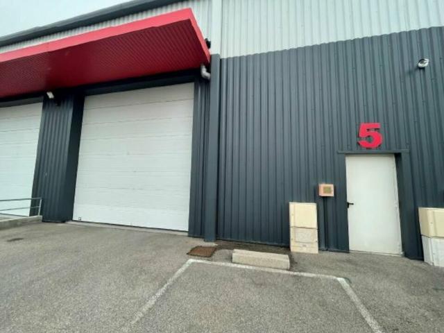 Local Commercial location à Saint-Quentin-Fallavier, Isère