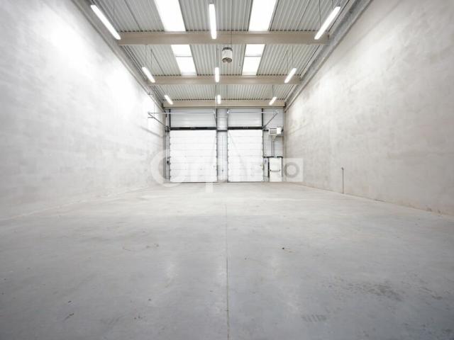 Local Commercial location à Saint-Quentin-Fallavier, Isère