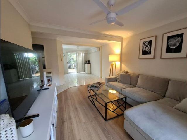 Townhouse for rent in Eight Mile Plains, Greater Brisbane